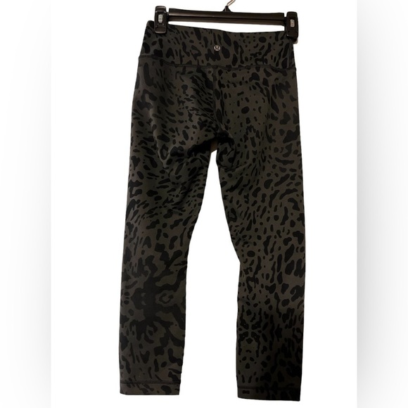 Lululemon Leopard Print Capri Leggings sz 4 - Picture 2 of 4